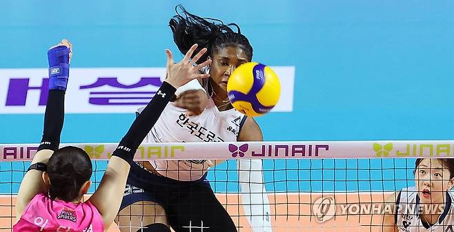 강스파이크 모마 (인천=연합뉴스) 임순석 기자 = 3일 인천 삼산월드체육관에서 열린 프로배구 V리그 여자부 흥국생명과 한국도로공사의 경기. 한국도로공사 모마가 공격하고 있다. 2025.12.3 soonseok02@yna.co.kr