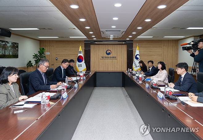 개인정보보호위원회, ISMS-P 인증개선 관련 회의 (서울=연합뉴스) 송경희 개인정보보호위원장이 6일 정부서울청사에서 열린 ISMS-P 인증 개선 관련 회의에서 발언을 하고 있다. 2025.12.6 [개인정보보호위원회 제공. 재판매 및 DB금지] photo@yna.co.kr