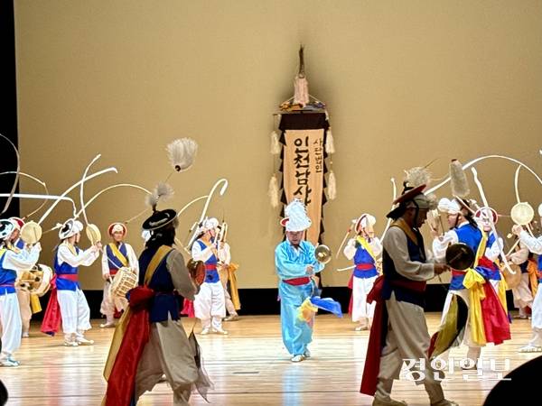 지난 6일 오후 인천 부평아트센터 해누리극장에서 열린 지운하 명인의 ‘예인 인생 70년’ 기념 공연 ‘동행’에서 지운하 명인이 제자들과 함께 풍물 공연을 선보이고 있다. 2025.12.6 /박경호기자 pkhh@kyeongin.com