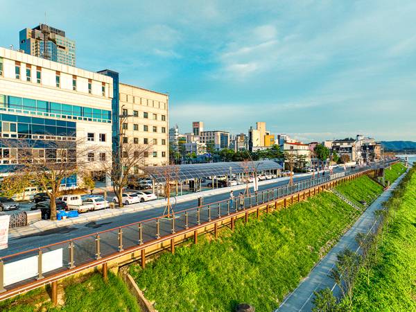 약 1.1㎞ 구간에 설치된 남한강 테라스는 기존 1.7m 인도 옆으로 3.3m가 더해져 총 5m 폭의 보행공간을 확보한 시설이다. 남한강변 특화거리 조성사업의 핵심 구간으로 추진된 이 테라스는 지난 10월말 정식 개장해 주민에게 첫 선을 보였다. /양평군 제공