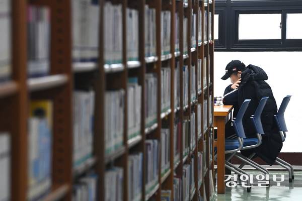 수원시 팔달구의 한 도서관에서 시민들이 독서를 하고 있다. /경인일보DB