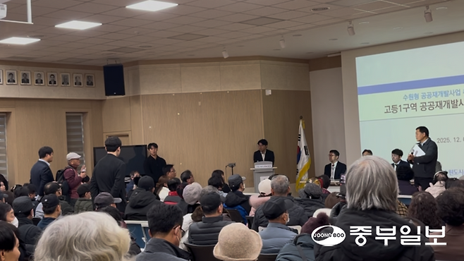 지난 5일 수원 고등동행정복지센터에서 열린 고등1동 공공재개발사업 주민설명회에서 한 주민이 수원도시공사 관계자에게 질문을 하고 있다. 천민형기자