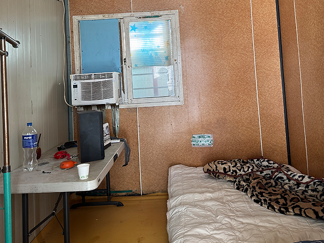 5일 경기도 내 한 식품제조업체 공장에서 이주노동자에게 제공하는 컨테이너 숙소 내부. A씨는 이곳에서 온열기 한 대에 의지해 겨울을 버티고 있다. 사진=A씨 제공