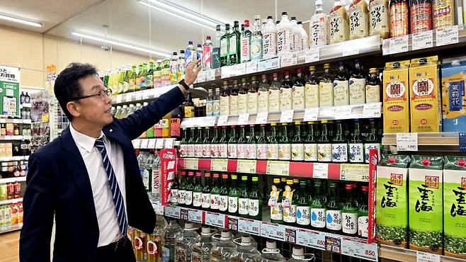 11월 28일 권현주 at 오사카 지사장이 주류 전문매장 리커마운틴에서 한국 주류를 소개하고 있다. /사진=이은지 기자