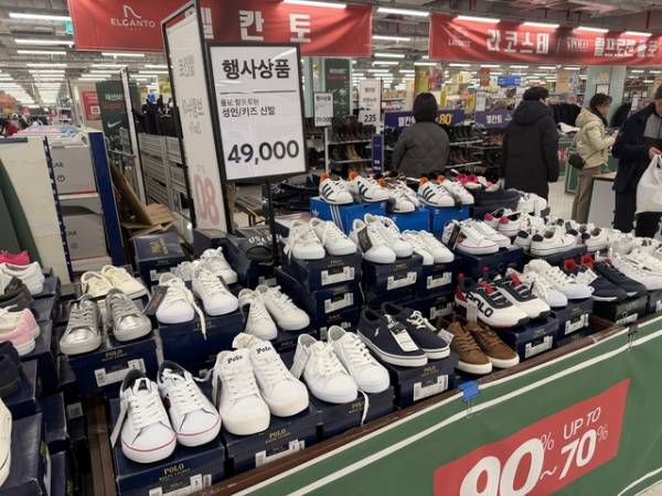 7일 낮 12시30분쯤 충북 홈플러스 동청주점 지하 1층에서 비치된 브랜드 신발./이용주기자