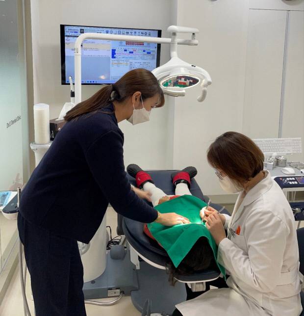 화정유치과 유수경 대표원장이 충치 환자를 치료하고 있다.