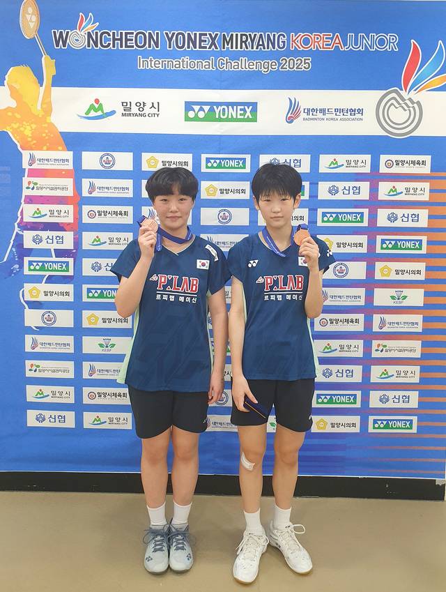 2025 원천 요넥스 밀양 코리아주니어챌린지 배드민턴 선수권대회에서 3위를 차지한 박채연-김서윤(왼쪽부터)이 메달을 들고 기념촬영을 하고 있다. /전북자치도체육회 제공
