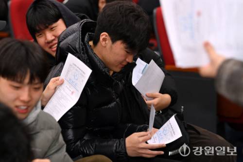 2026학년도 대학수능시험 성적표가 배부된 5일 춘천시 사농동 강원자치도청소년수련원에서 춘천고 3학년 학생들이 자신의 시험 성적표를 확인하고 있다. 이날 춘천고는 1,2학년 기말고사가 진행 중인 학교 대신 도청소년수련원에서 수험생들을 위한 특강을 가진 후 성적표를 배부했다.