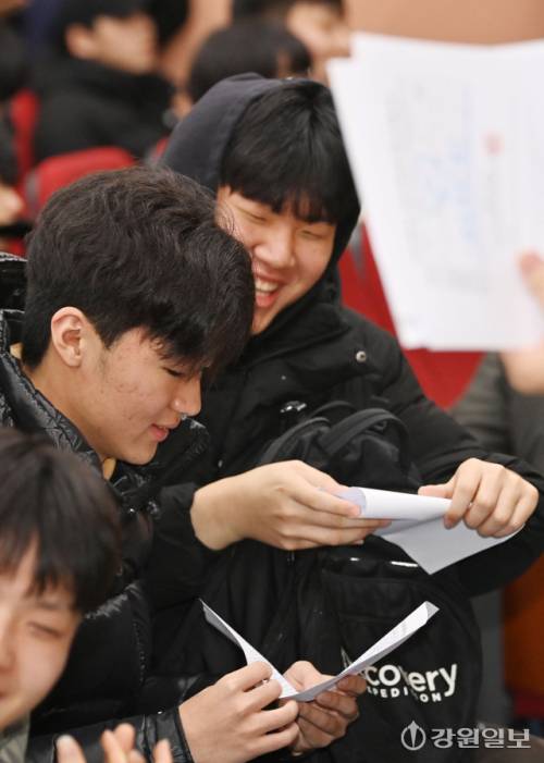 2026학년도 대학수능시험 성적표가 배부된 5일 춘천시 사농동 강원자치도청소년수련원에서 춘천고 3학년 학생들이 자신의 시험 성적표를 확인하고 있다. 이날 춘천고는 1,2학년 기말고사가 진행 중인 학교 대신 도청소년수련원에서 수험생들을 위한 특강을 가진 후 성적표를 배부했다.