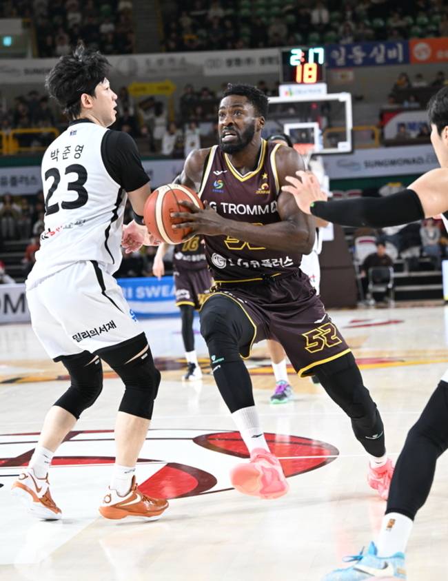 창원LG 에릭이 7일 창원체육관에서 열린 수원KT와 경기에서 드리블 하고 있다. /KBL