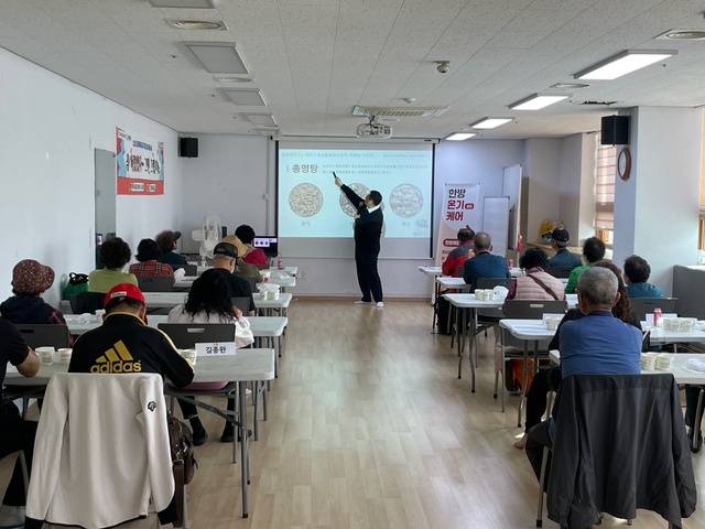 성서노인종합복지관에서 대구달서구한의사협회와 연계한 '한방온기케어' 7회차 프로그램(총명차 만들기 및 약초 알기)이 진행되고 있다. 달서구보건소 제공