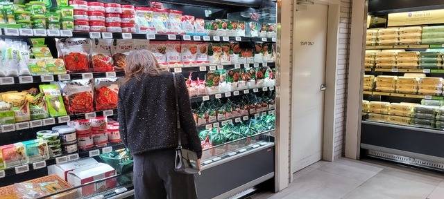 지난달 대구의 소비자물가 상승률이 전년 대비 2.2% 상승하면서 생활비 부담이 지속되고 있다. 사진은 최근 한 시민이 대형마트 식품매장에서 상품을 고르는 모습. 대구일보 DB