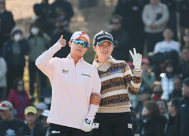 왼쪽부터 김효주, 박현경(사진=대회조직위 제공)