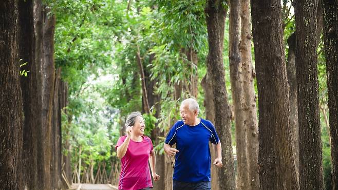 나이가 들어도 올바른 방법으로 러닝하면 관절 부담을 줄일 수 있다|출처: 클립아트코리아