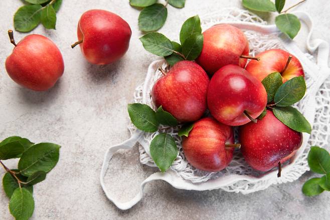 사과는 대표적인 변비 해결 식품으로 널리 알려져 있다. 사진= 게티이미지뱅크