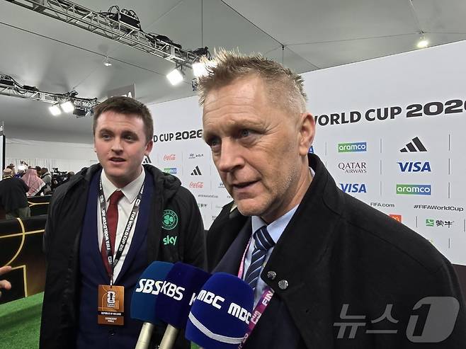 한국과 내년 북중미 월드컵 A조 조별리그 첫 상대로 맞붙을 수도 있는 아일랜드의 헤이미리 할그림손 축구대표님 감독이 5일(현지시간) 미국 워싱턴DC 케네디센터에서 열린 조추첨 행사 뒤 공동취재구역(믹스트존)에서 기자들의 질문에 답하고 있다. 2025.12.06. ⓒ News1 류정민 특파원