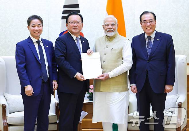 김부겸 전 국무총리를 단장으로 하는 대통령 인도 특사단이 지난 7월 인도 뉴델리에서 나렌드라 모디 인도 총리를 만나 이재명 대통령의 친서를 전달하고 있다. (외교부 제공. 재판매 및 DB 금지) (사진은 기사 내용과 무관함) 2025.7.18/뉴스1