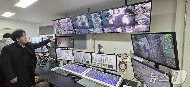 이원곡 SH랩 대표가 AI 기반 레미콘 품질예측 시스템을 설명하고 있다./2025.12.3/뉴스1ⓒ 뉴스1 황보준엽 기자