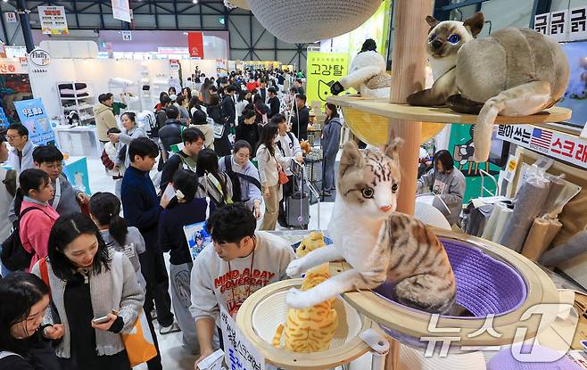 7일 서울 강남구 SETEC(세텍)에서 열린 제35회 궁디팡팡 캣페스타를 찾은 관람객들이 부스를 둘러보고 있다. 2025.12.7/뉴스1 ⓒ News1 이호윤 기자