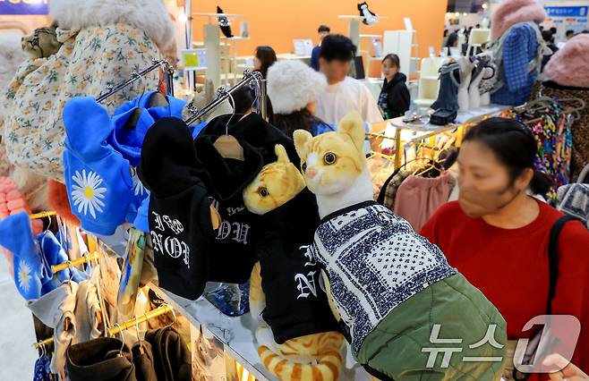 7일 서울 강남구 SETEC(세텍)에서 열린 제35회 궁디팡팡 캣페스타를 찾은 관람객들이 고양이 옷을 둘러보고 있다. 2025.12.7/뉴스1 ⓒ News1 이호윤 기자