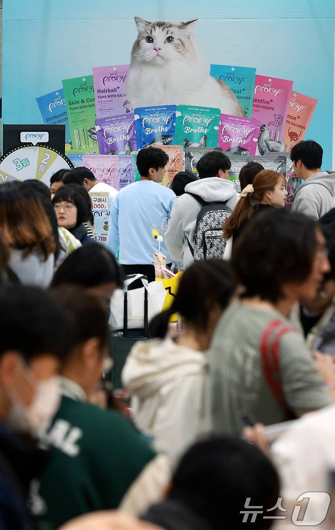 7일 서울 강남구 SETEC(세텍)에서 열린 제35회 궁디팡팡 캣페스타를 찾은 관람객들이 부스를 둘러보고 있다. 2025.12.7/뉴스1 ⓒ News1 이호윤 기자