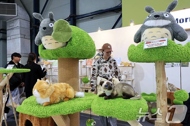 7일 서울 강남구 SETEC(세텍)에서 열린 제35회 궁디팡팡 캣페스타를 찾은 관람객들이 부스를 둘러보고 있다. 2025.12.7/뉴스1 ⓒ News1 이호윤 기자