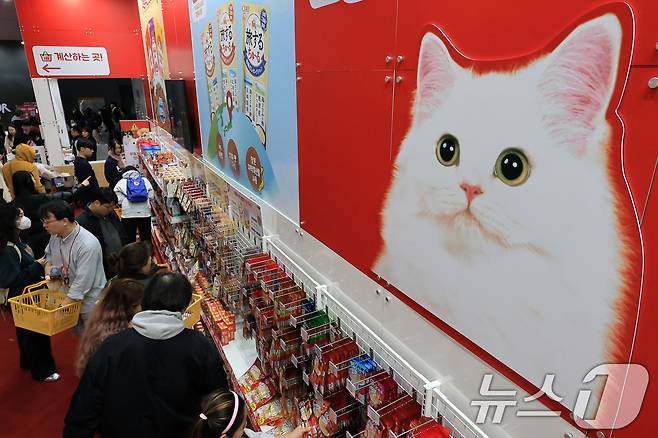 7일 서울 강남구 SETEC(세텍)에서 열린 제35회 궁디팡팡 캣페스타를 찾은 관람객들이 고양이 간식을 둘러보고 있다. 2025.12.7/뉴스1 ⓒ News1 이호윤 기자