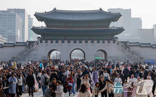 절기상 대설(大雪)이지만 서울 낮 12도 등 포근한 날씨를 보인 7일 종로구 경복궁에 관광객들이 입장하고 있다. 2025.12.7/뉴스1 ⓒ News1 안은나 기자