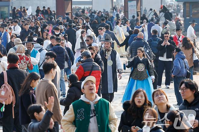 절기상 대설(大雪)이지만 서울 낮 12도 등 포근한 날씨를 보인 7일 종로구 경복궁에 관광객들이 입장하고 있다. 2025.12.7/뉴스1 ⓒ News1 안은나 기자