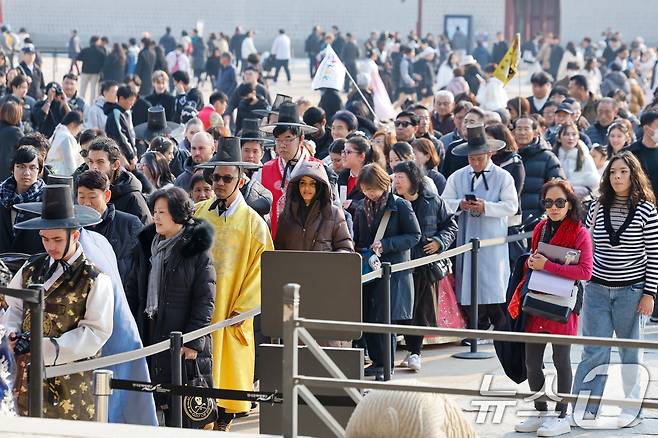 절기상 대설(大雪)이지만 서울 낮 12도 등 포근한 날씨를 보인 7일 종로구 경복궁에 관광객들이 입장하고 있다. 2025.12.7/뉴스1 ⓒ News1 안은나 기자