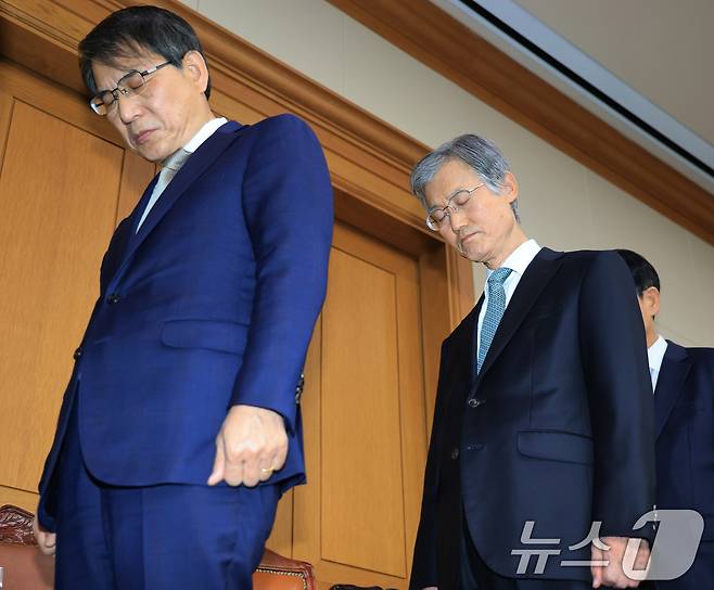 조희대 대법원장과 노태악 중앙선거관리위원회 위원장이 5일 오후 서울 서초구 대법원에서 열린 전국법원장회의에서 순국선열을 향해 묵념하고 있다. (공동취재) 2025.12.5/뉴스1 ⓒ News1 장수영 기자