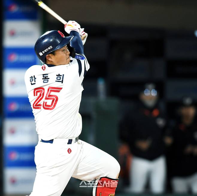 롯데 한동희가 25일 사직야구장에서 열린 KBO리그 시범경기 한화와 경기 4회말 중전안타를 치고 있다. 사직 | 최승섭기자 thunder@sportsseoul.com