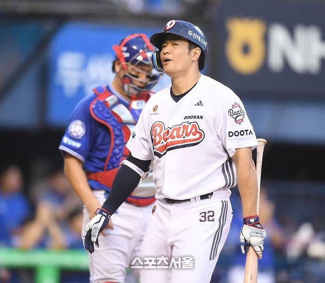 두산 김재환이 서울 잠실구장에서 열린 2025 KBO리그 삼성과 경기 4회말 무사2루 삼진을 당한 후 아쉬워하고 있다. 잠실 | 최승섭기자 thunder@sportsseoul.com