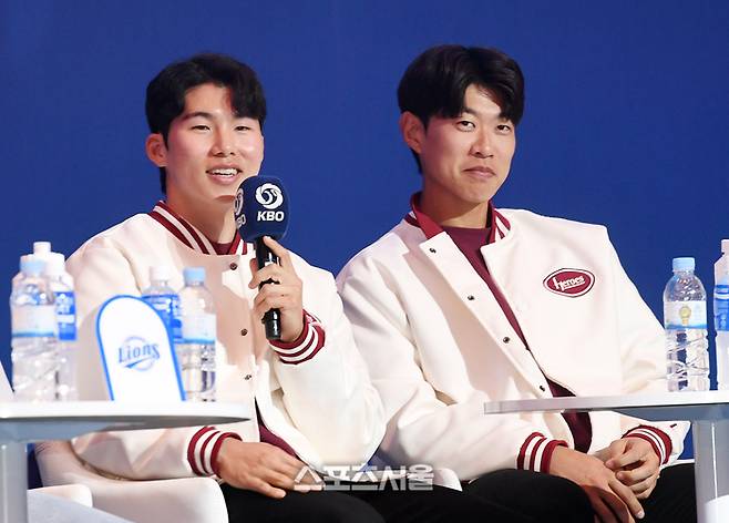 키움 시절 김혜성(왼쪽)과 송성문이 22일 서울 중구 소공동 롯데호텔 크리스탈볼룸에서 진행된 ‘2024 신한 SOL Bank KBO 미디어데이’ 행사에서 시즌 각오를 밝히고 있다. 사진 | 박진업 기자 upandup@sportsseoul.com