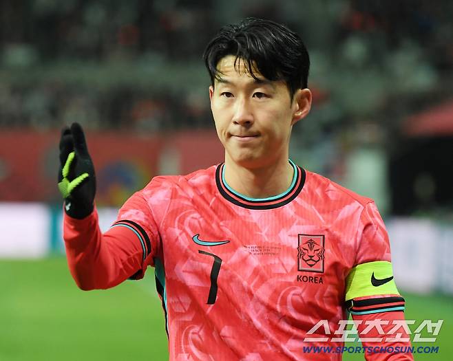18일 서울월드컵경기장에서 열린 한국과 가나의 축구대표팀 평가전.  손흥민이 코너킥을 찰 준비를 하고 있다. 상암=정재근 기자 cjg@sportschosun.com/2025.11.18/