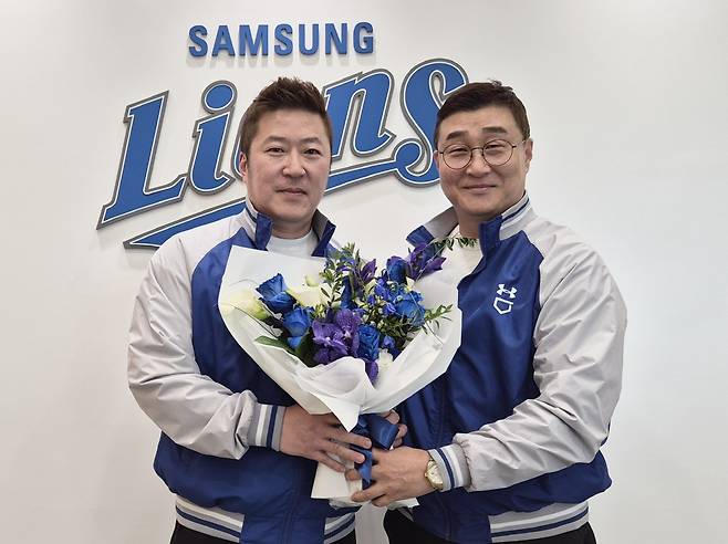 삼성 라이온즈 최형우(왼쪽)와 이종열 단장. 사진제공=삼성 라이온즈
