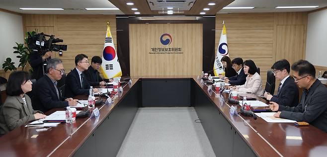 (서울=뉴스1) 장수영 기자 = 송경희 개인정보보호위원회 위원장이 6일 오후 서울 종로구 정부서울청사에서 ISMS-P 인증 개선 관련 회의를 하고 있다. 이번 회의는 최근 쿠팡 등 ISMS-P를 받은 기업들의 해킹 등 개인정보 유출이 발생함에 따라 개최됐다.