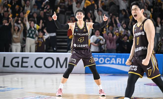 LG 양홍석이 7일 열린 KT와의 홈 경기 막판에 환호하고 있다. 그는 이날 결승 3점포를 포함해 21점으로 활약했다. /KBL