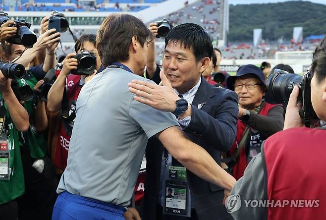 홍명보 감독과 모리야스 하지메 감독