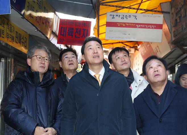 오세훈 서울시장(가운데)이 2025년 12월4일 종묘 경관 훼손 논란이 일고 있는 서울 종로구 세운재정비촉진지구를 둘러보고 있다. 공동취재사진