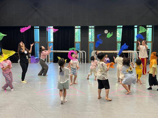 7월 예술의전당의 '2025 어린이 가족 페스티벌 기간' 중 초등학생 대상 워크숍으로 진행된 국립현대무용단의 어린이무용 '얍! 얍! 얍!'. 예술의전당 제공