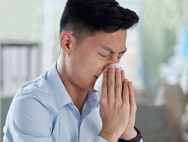 코를 너무 세게, 자주 풀다 보면 연결된 귀에 무리가 가 중이염이나 고막 손상으로 이어질 수 있어 주의해야 한다.​/사진=클립아트코리아