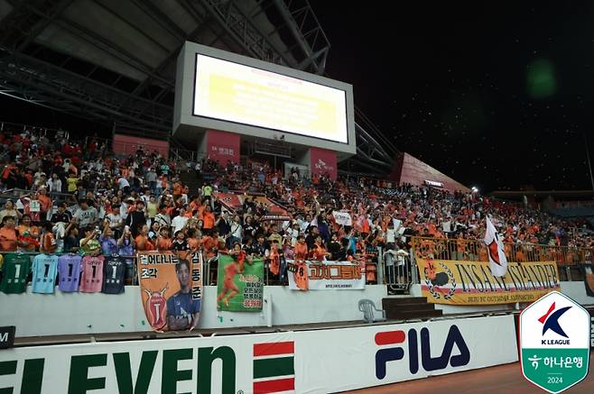 사진은 유료관중 집계 이후 최다 관중(1만2409명)이 모인 지난해 7월 6일 FC서울과의 홈경기서 응원하고 있는 제주 팬들의 모습. 사진=프로축구연맹