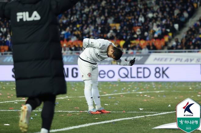 3일 수원월드컵경기장에서 열린 수원과 제주의 하나은행 K리그 2025 승강 PO1 1차전. ㅈ주 공격수 유리 조나탄이 PK 득점 후 세리머니를 하고 있다. 사진=프로축구연맹