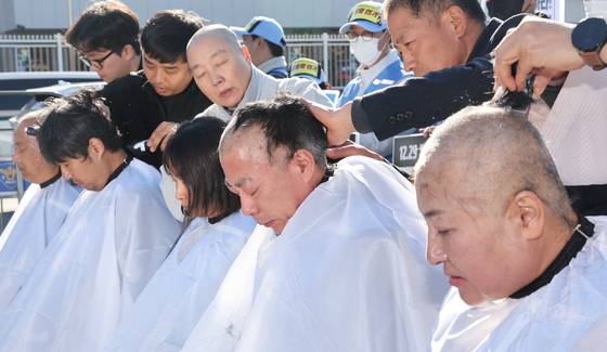 12·29 무안공항 제주항공 여객기 참사 유가족들이 지난 1일 서울 용산구 전쟁기념관 앞에서 항공철도사고조사위원회(항철위)의 공청회 중단과 조사기구 독립화를 촉구하며 삭발을 하고 있다. 뉴스1