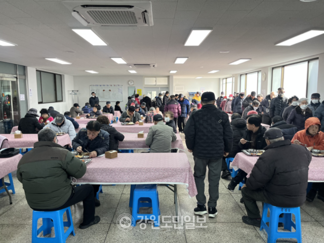 ▲ 6일 오전 춘천 무료급식소 ‘한삶밥집’에서 배식을 받은 어르신들이 식사를 하고 있다. 최수현 기자