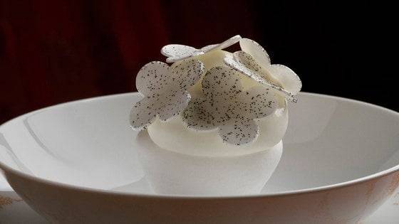 박정현 셰프와 협업한 레스토랑 ‘제이피 앳 루이비통’의 메뉴 라이스 아이스크림. 한국 식재료인 쌀로 만든 디저트로, 루이비통의 플라워 상징 모티브로 마무리해 두 문화를 함께 녹여냈다. 사진=루이비통 제공