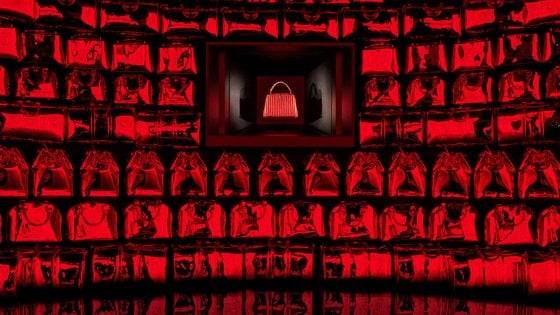 협업 룸. 박서보 화백과 협업했던 아티카퓌신 백을 포함해 다양한 아티스트 협업 작품을 모티브로 예술적 공간을 설계했다. 사진=루이비통 제공