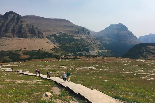 미국 몬태나주 글레이셔 국립공원에서 하이킹하는 사람들. AP연합뉴스