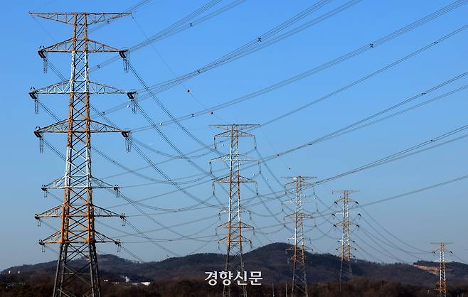 경기 평택 일대에 서 있는 고압 송전탑. 서성일 선임기자